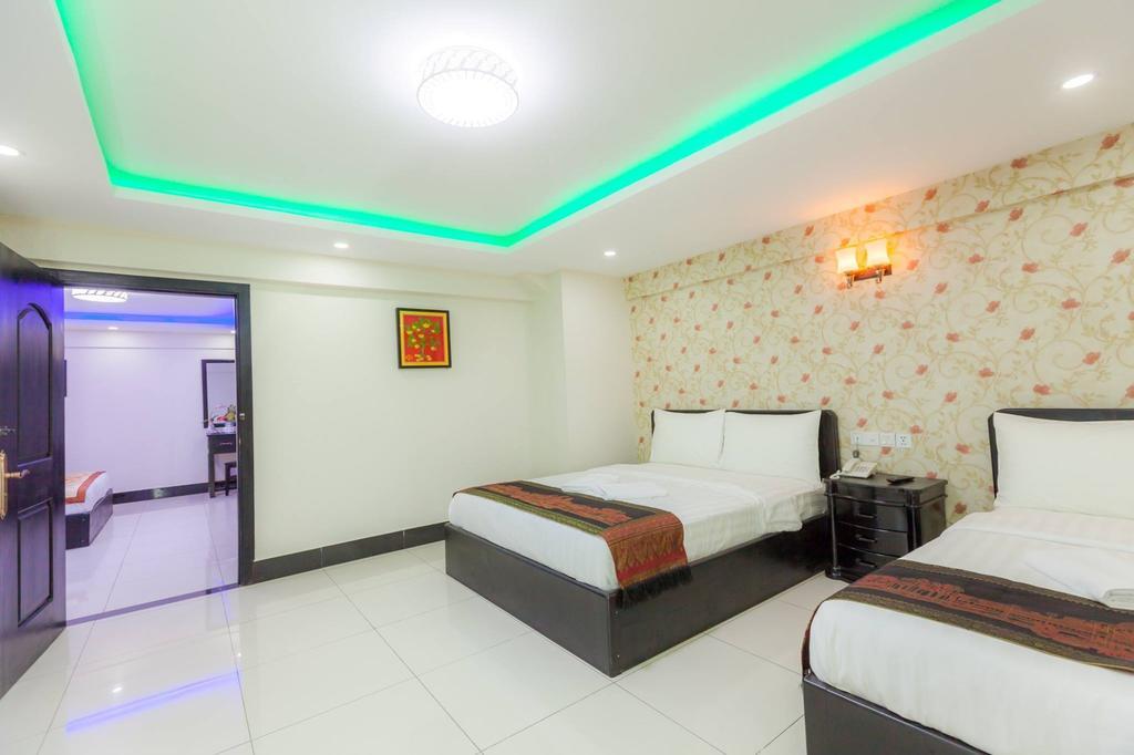 Seventh Heaven Hotel And High Bar Phnom Penh Exterior foto