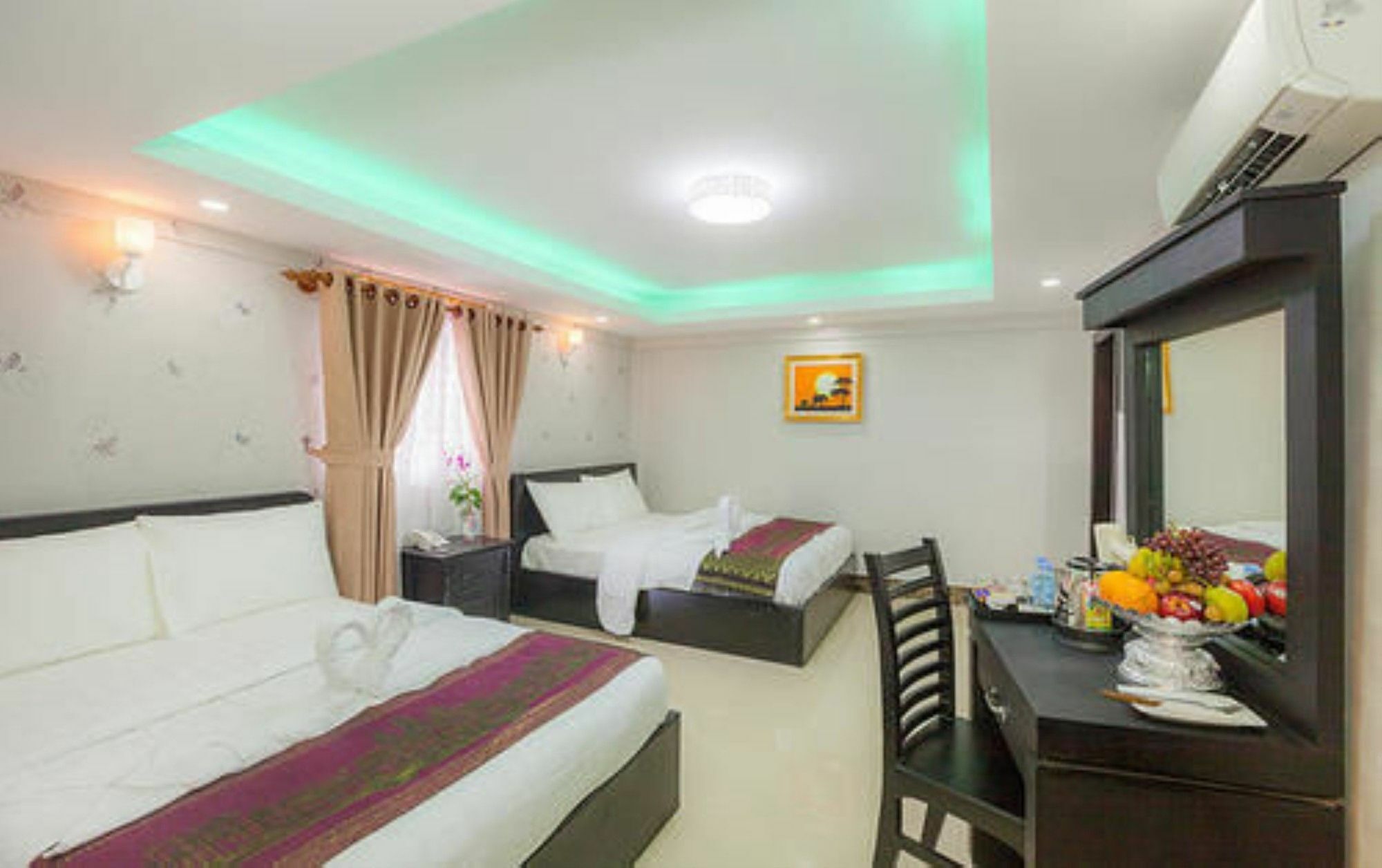 Seventh Heaven Hotel And High Bar Phnom Penh Exterior foto