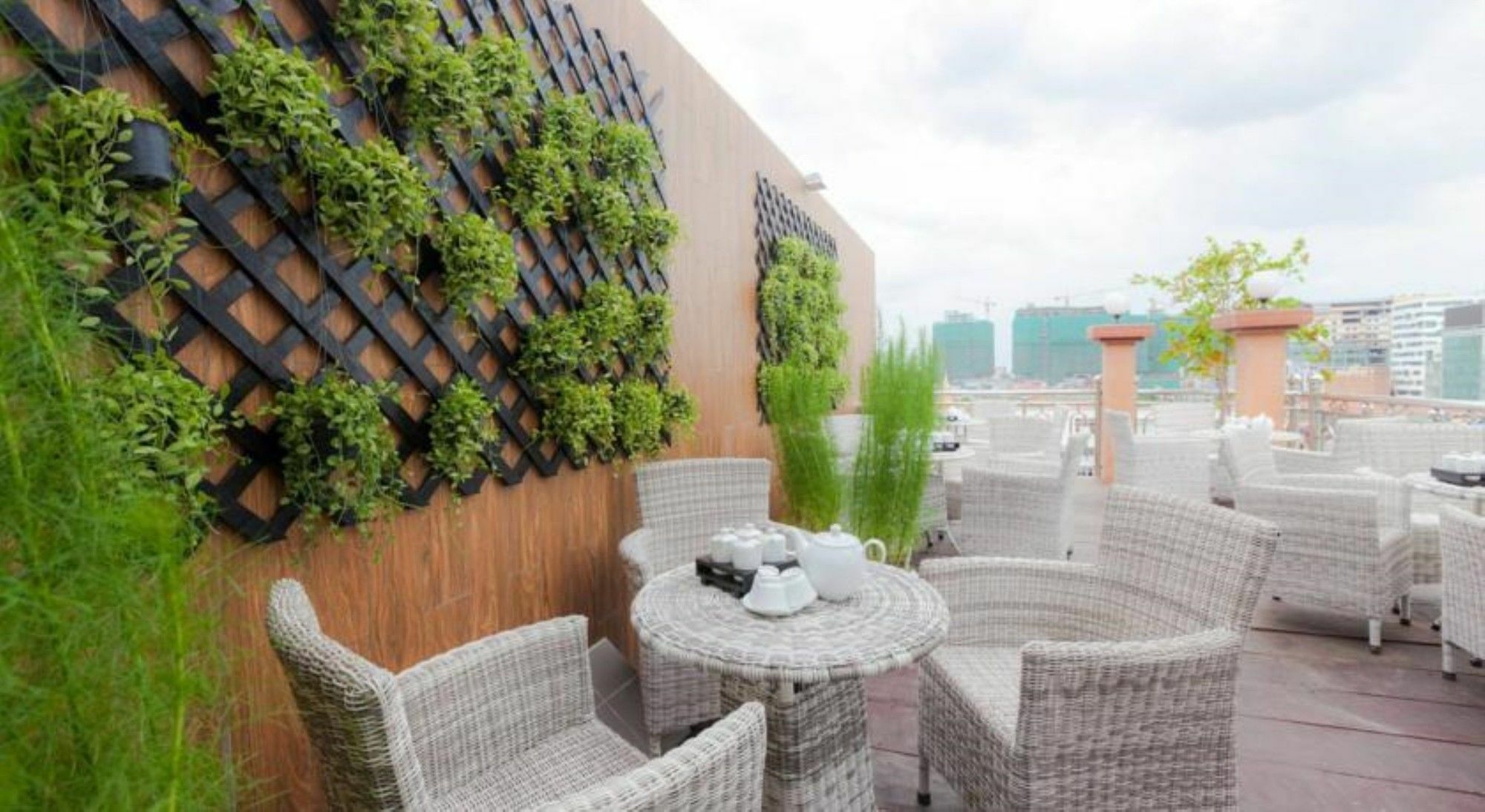 Seventh Heaven Hotel And High Bar Phnom Penh Exterior foto
