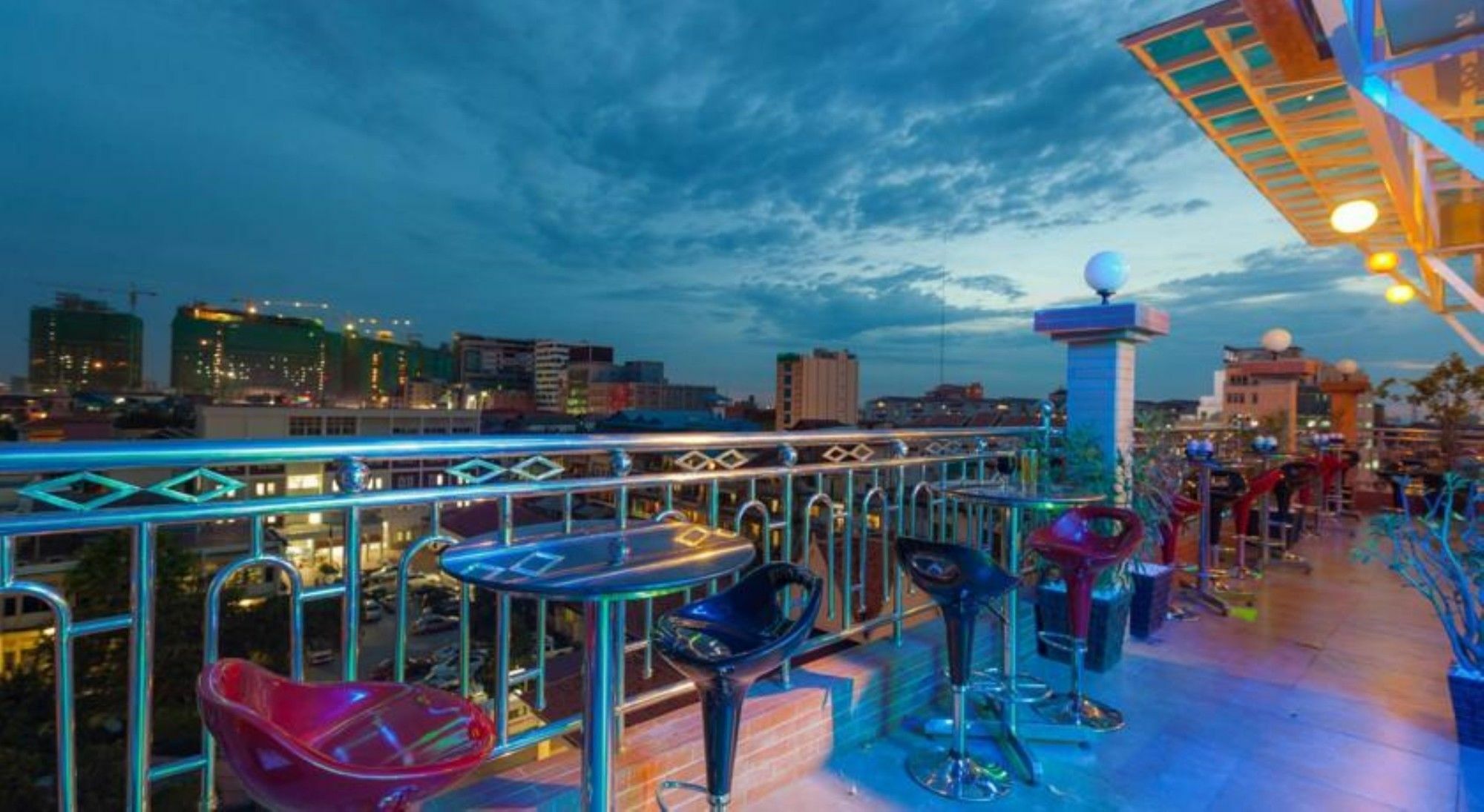 Seventh Heaven Hotel And High Bar Phnom Penh Exterior foto