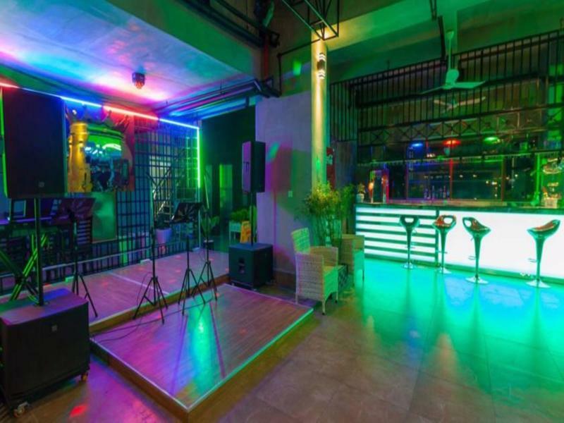 Seventh Heaven Hotel And High Bar Phnom Penh Exterior foto