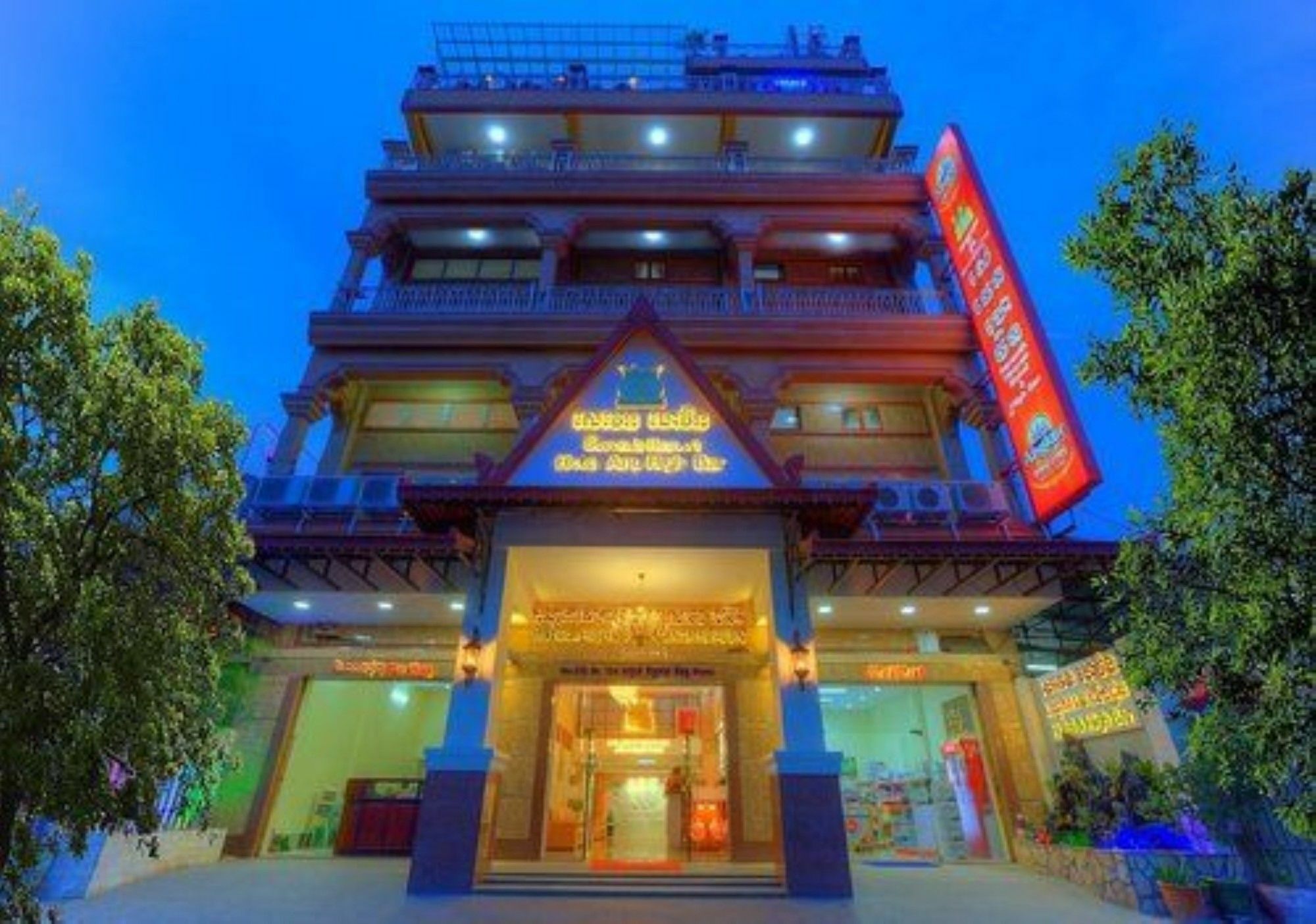 Seventh Heaven Hotel And High Bar Phnom Penh Exterior foto