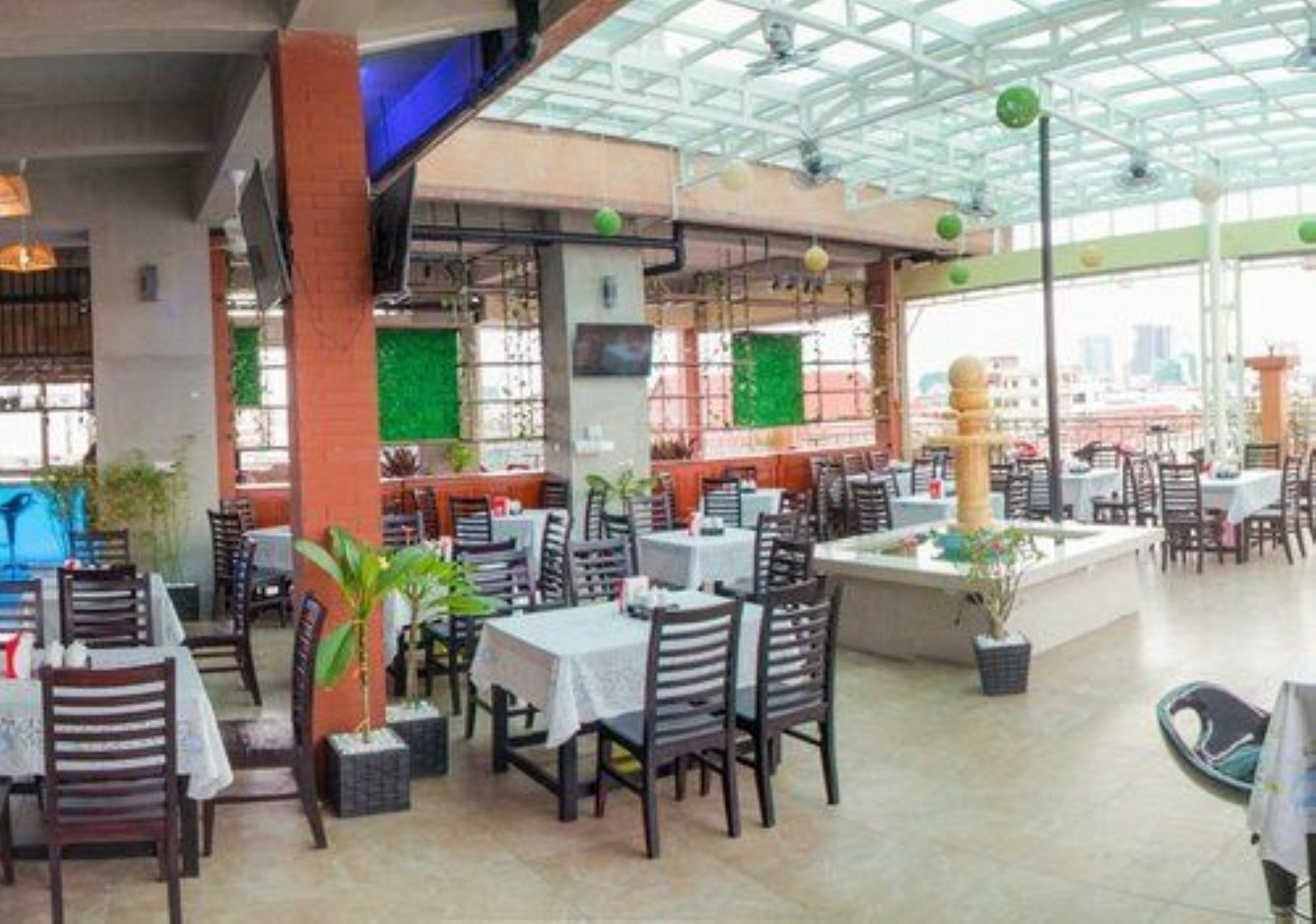 Seventh Heaven Hotel And High Bar Phnom Penh Exterior foto
