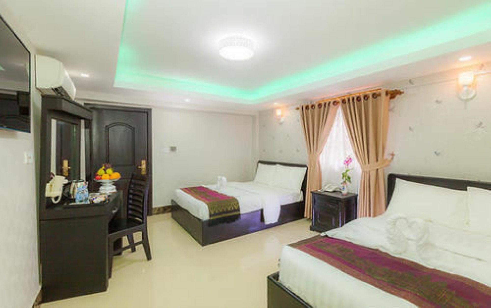 Seventh Heaven Hotel And High Bar Phnom Penh Exterior foto