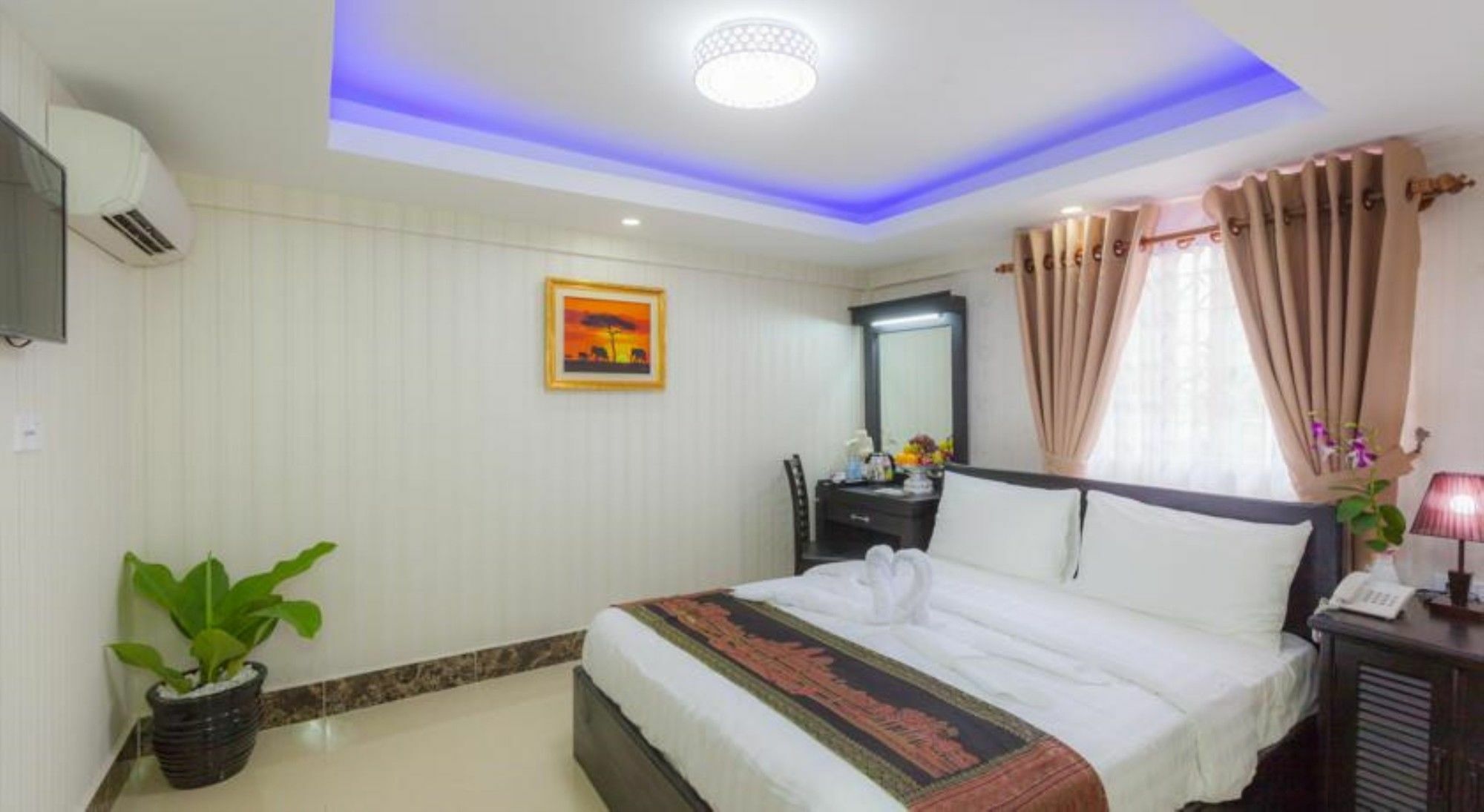 Seventh Heaven Hotel And High Bar Phnom Penh Exterior foto