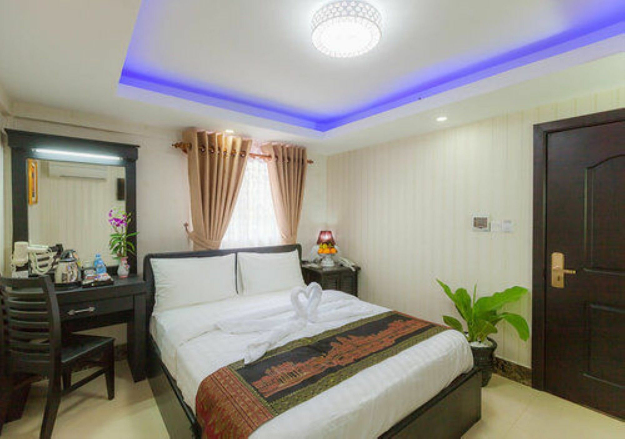Seventh Heaven Hotel And High Bar Phnom Penh Exterior foto