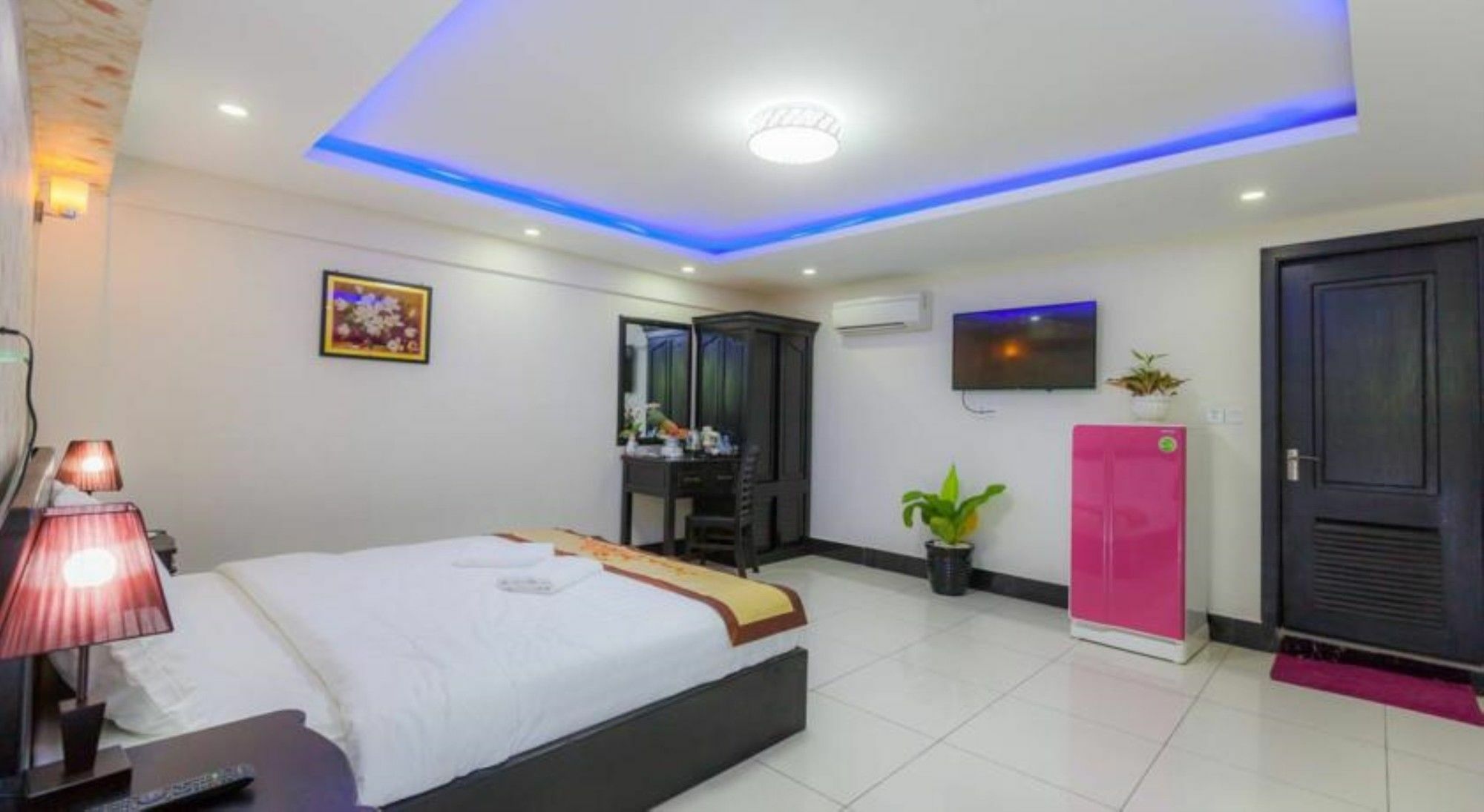 Seventh Heaven Hotel And High Bar Phnom Penh Exterior foto