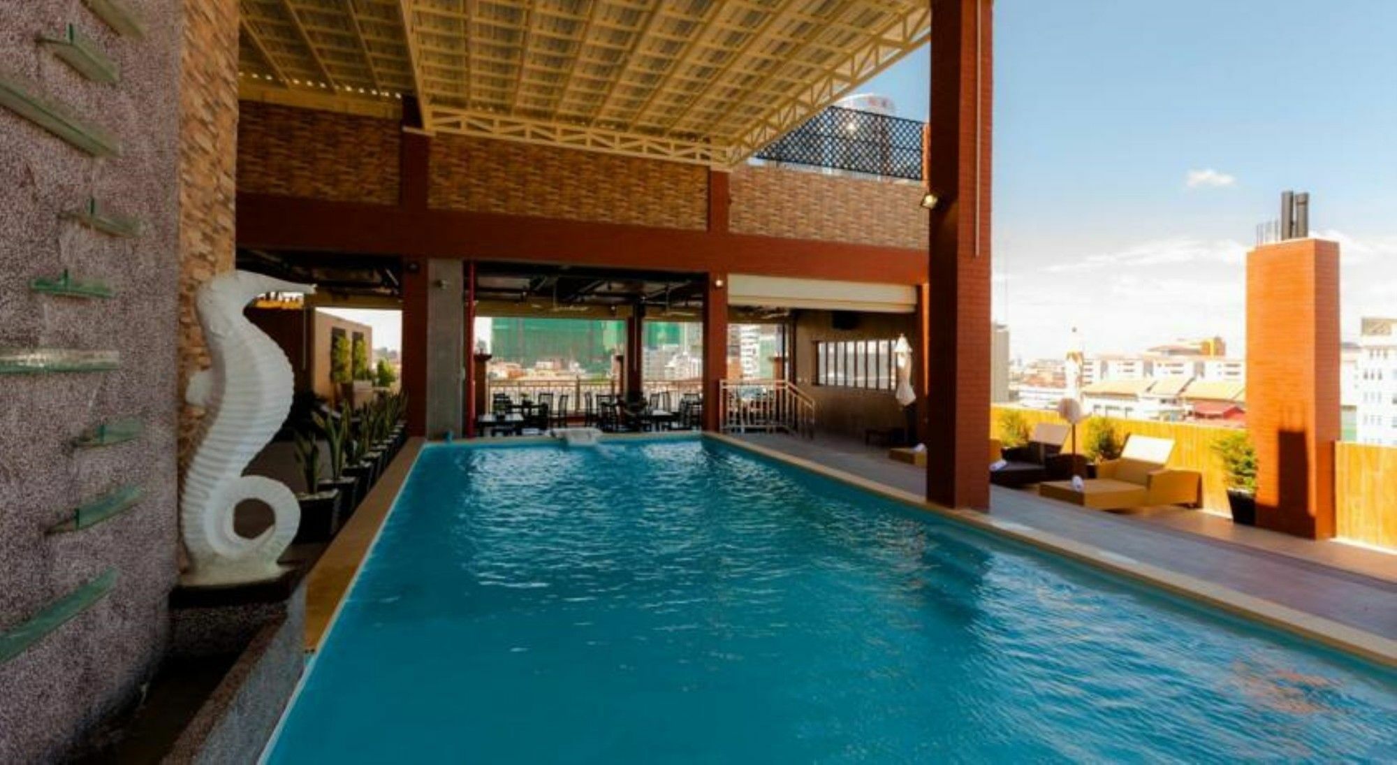 Seventh Heaven Hotel And High Bar Phnom Penh Exterior foto